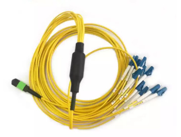 MPO / UPC إلى موصل LC / UPC 12 Core Patch Cord MPO / UPC